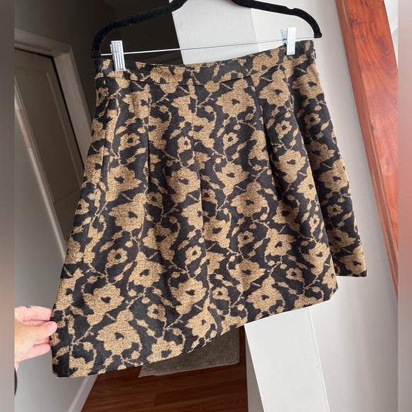 ANN TAYLOR LOFT Gold/Black Printed Pleated Mini Skirt - Picture 2 of 5
